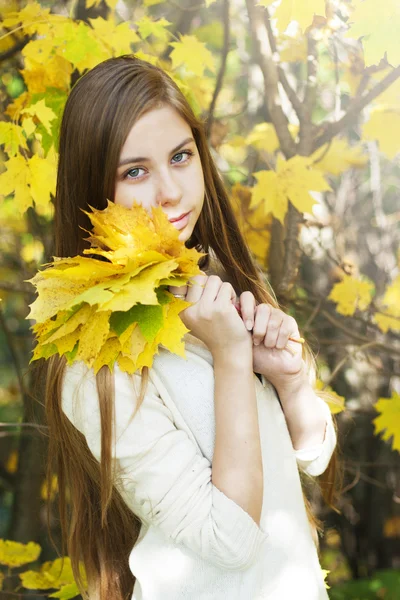 Porträt im Herbstpark — Stockfoto