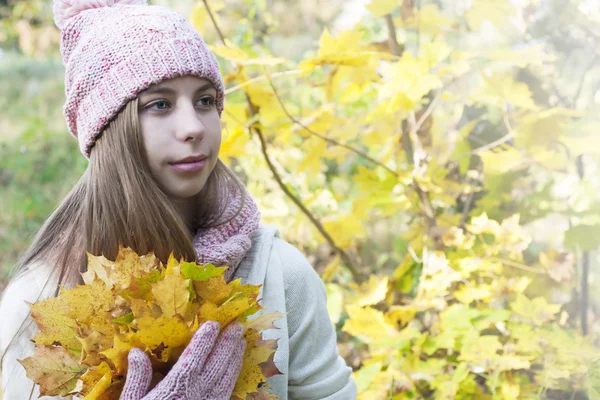 Portrait in autumn park — Stock Photo, Image