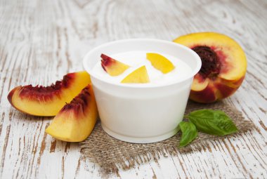 Şeftalilerin yoğurt