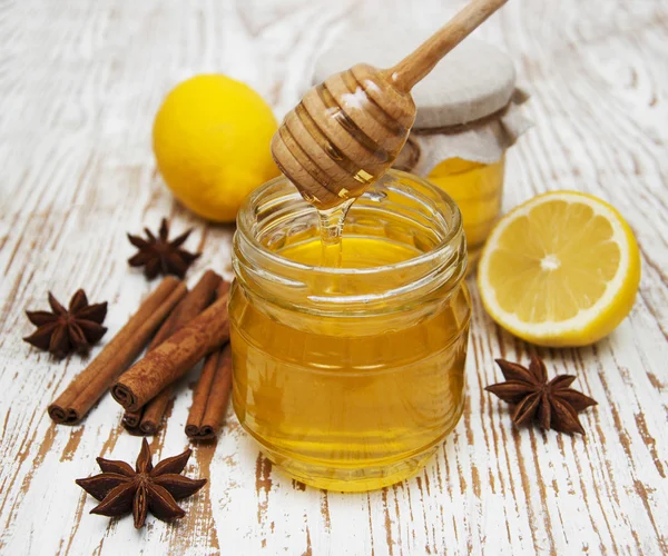Miele fresco con spezie e limone — Foto Stock