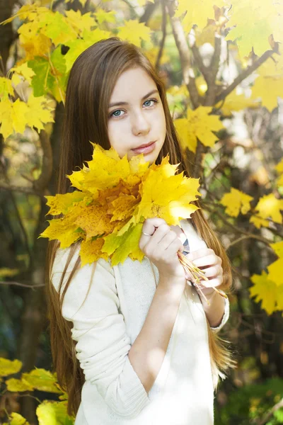 Retrato en el parque de otoño — Foto de Stock