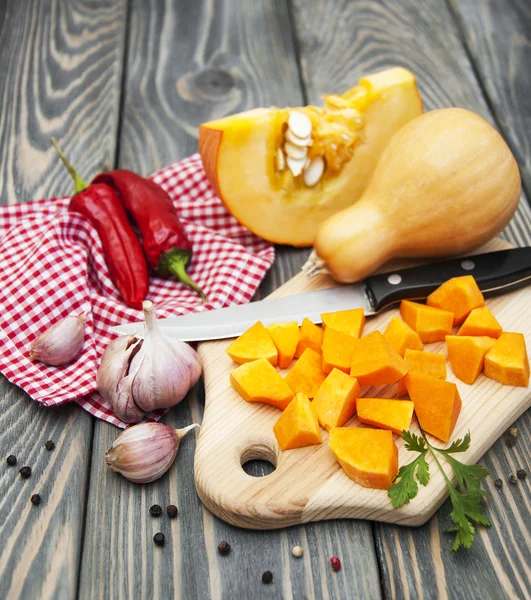 Cutting a pumpkin — Stock Photo, Image