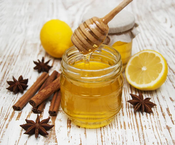 Fresh honey with  spices and lemon — Stock Photo, Image