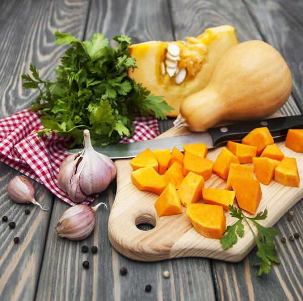 Cutting a pumpkin — Stock Photo, Image