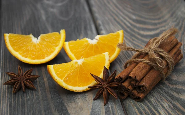 Naranja con palitos de canela —  Fotos de Stock