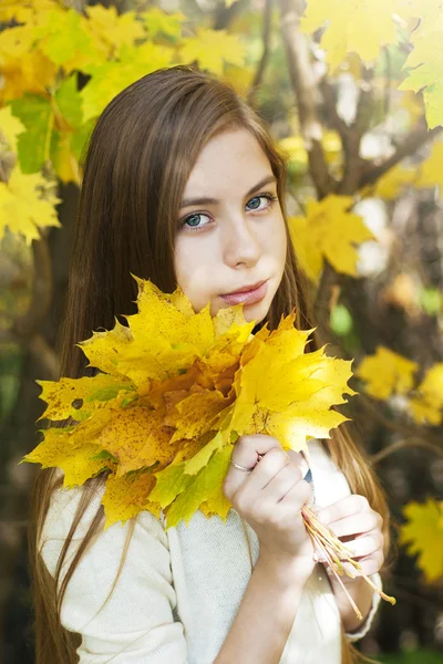 Portrait in autumn park — Stock Photo, Image