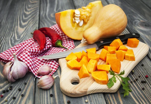 Cutting a pumpkin — Stock Photo, Image