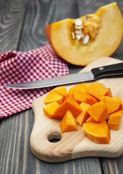 Cutting a pumpkin — Stock Photo, Image