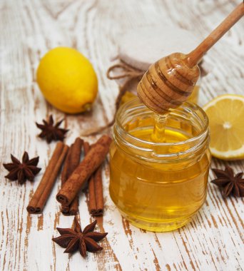 taze bal baharat ve limon ile