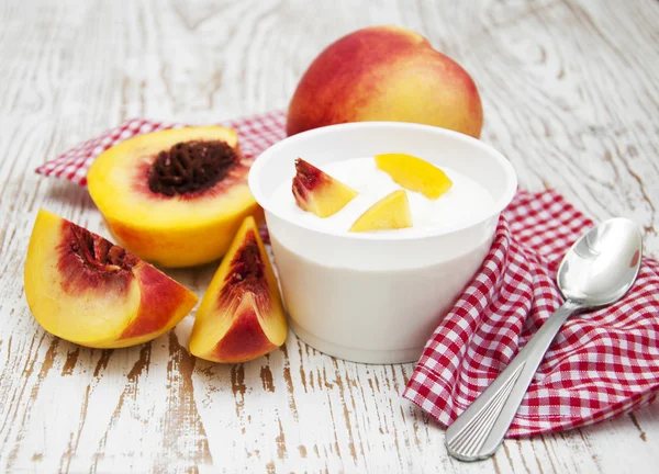 Yougurt med persikor — Stockfoto