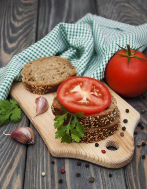 Çavdar ekmeği domates ile