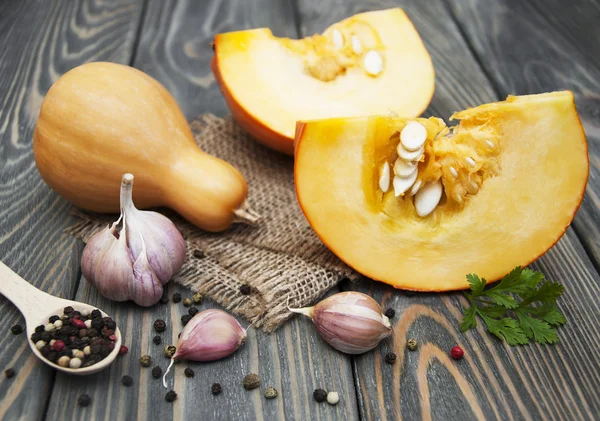 Cutting a pumpkin — Stock Photo, Image