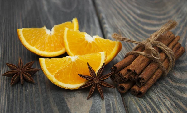 Naranja con palitos de canela —  Fotos de Stock