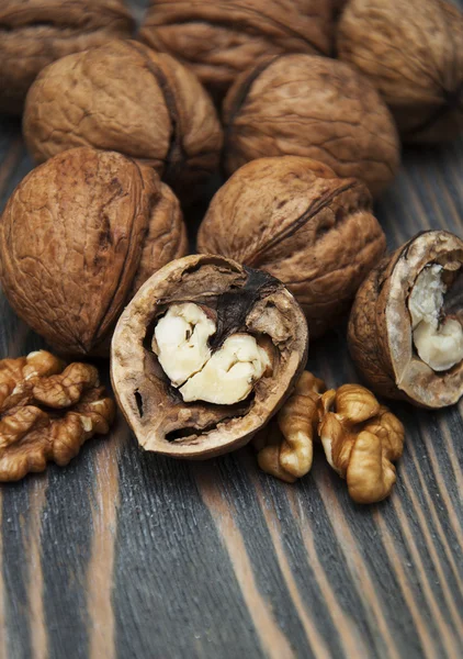 Nueces en madera —  Fotos de Stock