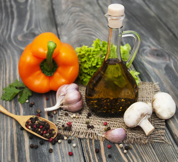 Olive oil and vegetables — Stock Photo, Image