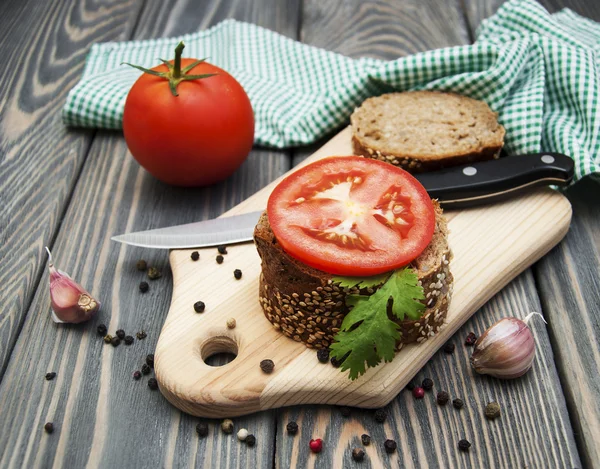 Rye bread with tomato — Stock Photo, Image