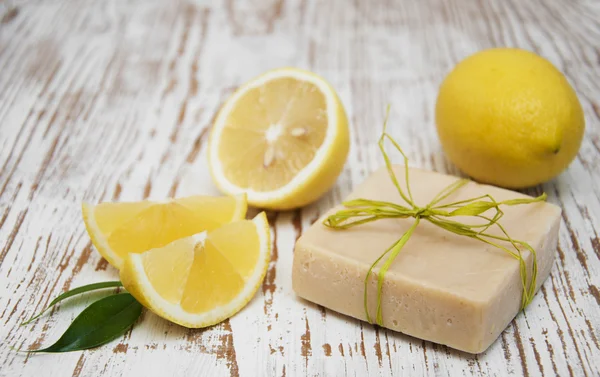 Pieza de jabón de limón hecho a mano — Foto de Stock