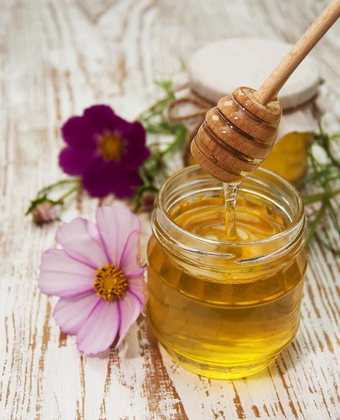 Honey with flowers — Stock Photo, Image