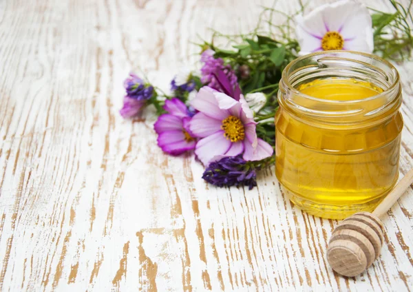 Honey with flowers — Stock Photo, Image