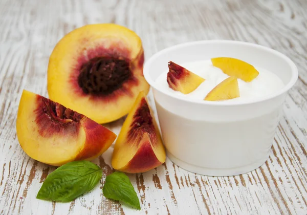 Yougurt с персиками — стоковое фото