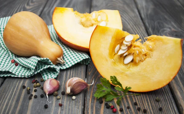 Cutting a pumpkin — Stock Photo, Image