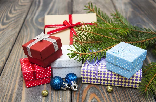 Árboles de Navidad con montón de cajas de regalo — Foto de Stock