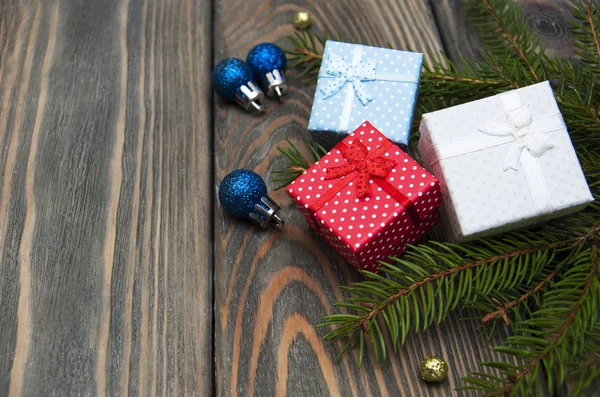 Julgranar med högen av presentförpackning — Stockfoto