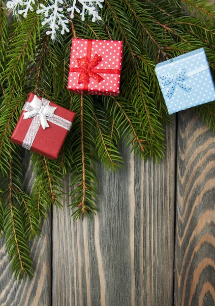 Árboles de Navidad con montón de cajas de regalo — Foto de Stock