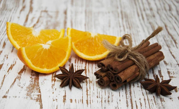 Naranja con palitos de canela —  Fotos de Stock