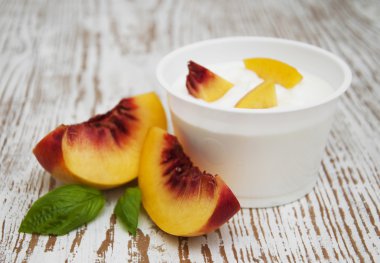 Şeftalilerin yoğurt