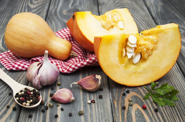 Cutting a pumpkin — Stock Photo, Image