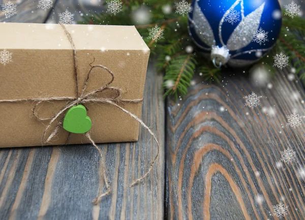 Kerstbomen met doos van de gift — Stockfoto