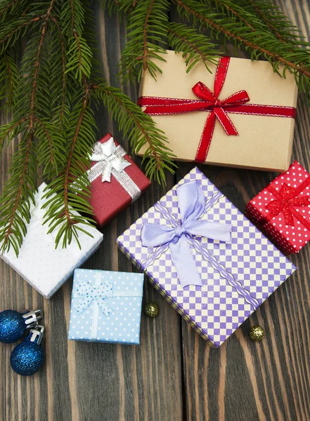 Árboles de Navidad con montón de cajas de regalo — Foto de Stock