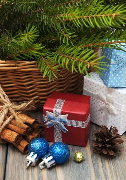 Weihnachtsbäume mit Geschenkbox — Stockfoto