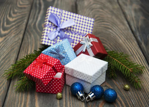 Christbaumkugeln mit Haufen von Geschenkboxen — Stockfoto