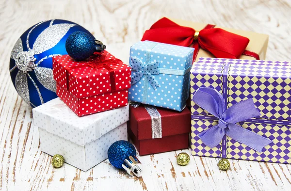 Christbaumkugeln mit Haufen von Geschenkboxen — Stockfoto