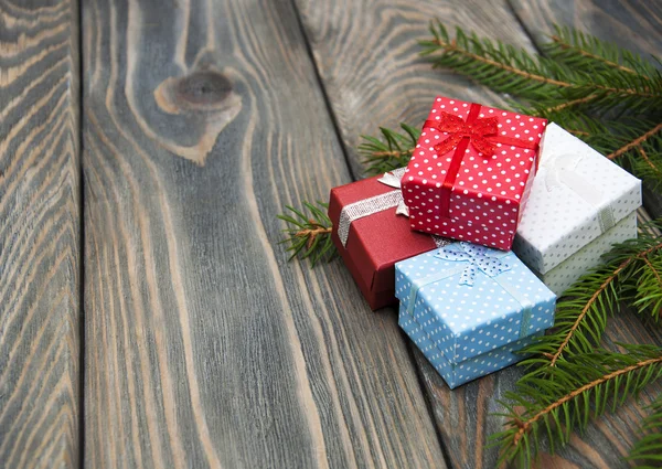 ギフト用の箱のヒープとクリスマス ツリー — ストック写真