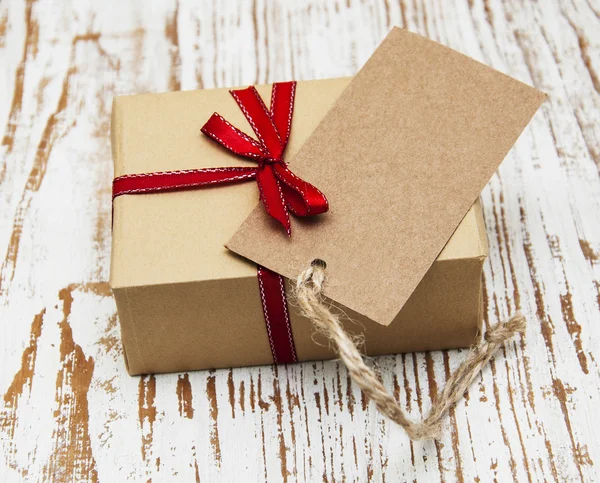 Vintage gift box package with blank  tag — Stock Photo, Image