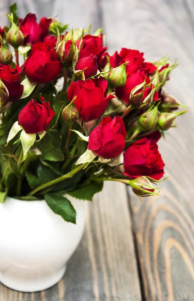 Rode rozen in vaas — Stockfoto