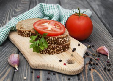 Çavdar ekmeği domates ile