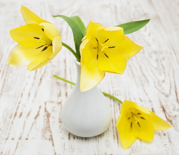 Желтые тюльпаны в вазе — стоковое фото