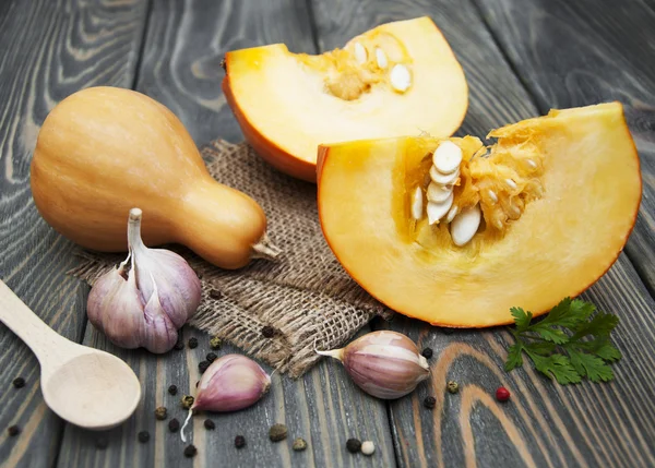 Cutting a pumpkin — Stock Photo, Image