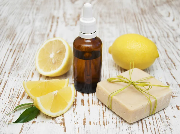 Лимонное мыло ручной работы и эфирное масло — стоковое фото