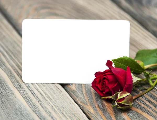 Rote Rose und Grußkarte — Stockfoto