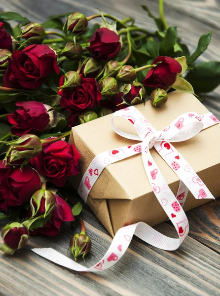 Rosas rojas y caja de regalo — Foto de Stock