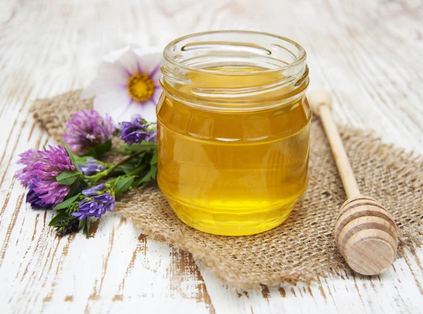 Honey with flowers — Stock Photo, Image