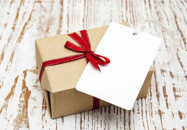 Vintage gift box package with blank  tag — Stock Photo, Image