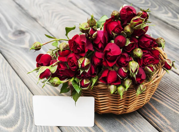 Красные розы в корзине и открытки — стоковое фото