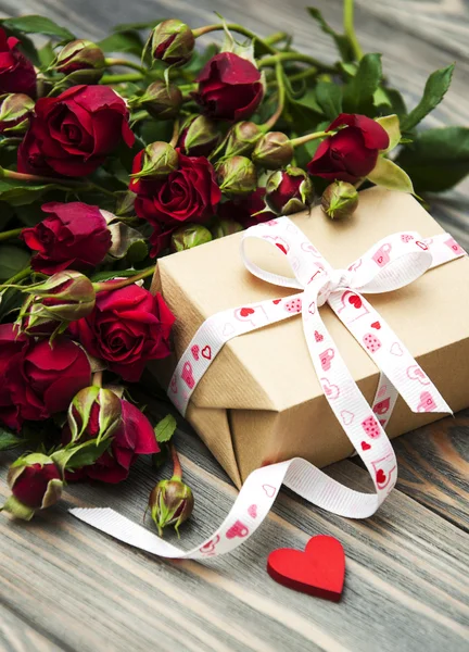 Rode rozen en doos van de gift Rechtenvrije Stockafbeeldingen