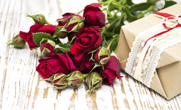 Roses rouges et coffret cadeau — Photo